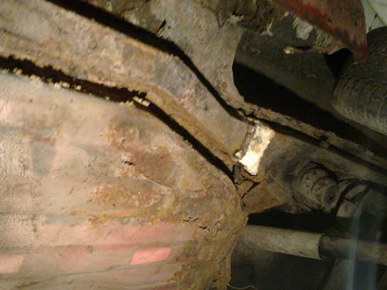 a nyúlvány hátsó része tanktartó kozol alatt purhabbal pótolva ahogy kell