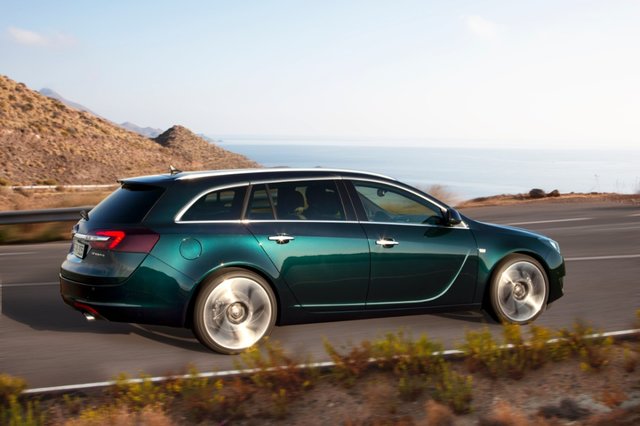 2014-opel-insignia-sport-tourer-02.jpg